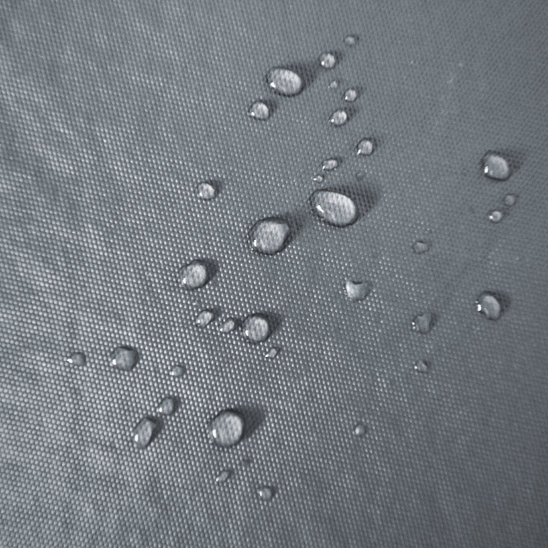 Gotas de agua sobre la superficie exterior impermeable del cobertor talla GMC; imagen exacta del producto.